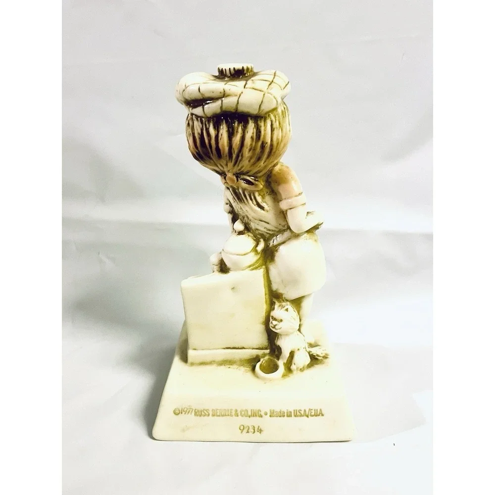 Vintage 1977 Russ Figurine Woman Next To Stove.... The Kitchen Is Closed.....‎
